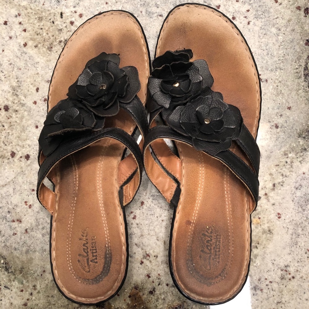 Women’s Clark’s black sandal w/flower. 9 1/2 M 🌸